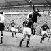 1958. június 8. Lev Jasin, a szovjet válogatott kapusa öklözi el a labdát az angolok elleni vilgábajnoki csoportmeccsen Göteborgban. Jasin máig az egyetlen Aranylabdás kapus.