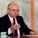 1991. december Gorbacsov lemondó nyilatkozatára vet még egy utolsó pillantást. Aláírásával szentesítette a Szovjetunió felbomlását.