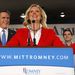 Ann Romney, a jelölt neje üdvözli az ünneplő híveket.