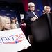 Newt Gingrich pozitív kampányt ígért, ellenfelei viszont keményen támadták. A legtöbb támadást Ron Paul intézte ellene, kiemelve, hogy a most konzervatív szavazatokért kampányoló Gingrich liberális programot követett Washingtonban.