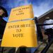 Szavazók érkeznek egy manchesteri szavazókörbe az előválasztásra.