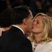 Romney és neje, Ann a győzelem után. A hitvesi csók a lufikhoz hasonlóan kötelező kampányelem.