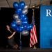 Allison Gibbs, Ron Paul kampánycsapatának tagja rögzíti az amerikai kampányokban kötelező lufikat Ron Paul pódiumához.