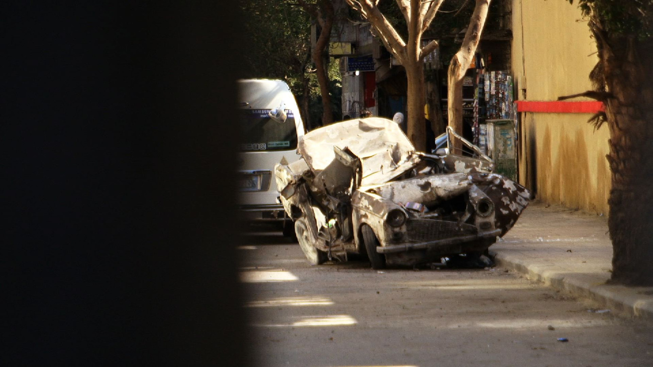 Leégett autók maradtak az utcai harcok után