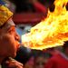 Tűzokádó férfi a Fülöp-szigeteken tartott holdújévi ünnepségen