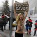A „Krízis: Davosban gyártották”, „A gengszterek Davosban buliznak”, valamint a „Miattatok vagyunk szegények” mondatok kiötlői az ukrán Femen szervezet tagjai voltak, akik hazájukban apró, félmeztelen tüntetések szervezésével lettek híresek és népszerűek.
