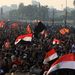 Kairóban a belügyminisztériumnál tüntettek és kövekkel dobálták csütörtök este a rendőröket az al-Ahli futballklub szurkolói, akik a katonai kormányzatot teszik felelőssé azért, hogy előző nap Port Szaíd stadionjában bekövetkezhetett a katasztrofális tömegverekedés 