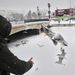 Bukarestben is nagy fennakadást okoz a havazás, bejelentették, hogy kedden valamennyi fővárosi iskolában szünetel a tanítás.