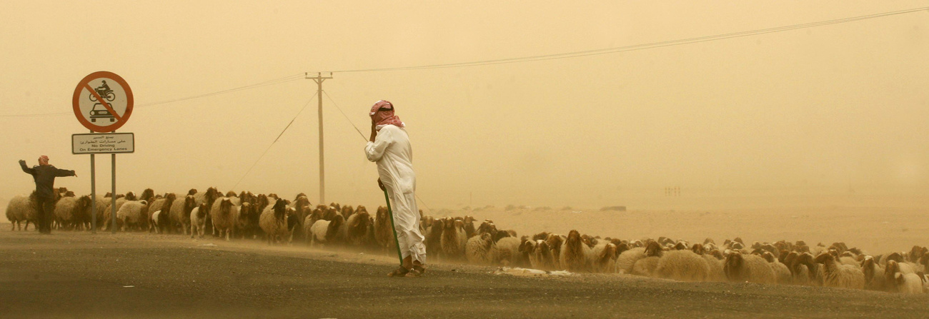 Az Arab Emirátusok Nemzeti Meteorológiai és Szeizmológiai Központja szerint a jelenség intő jel a pakisztáni és iráni területek elsivatagodásával kapcsolatban.
