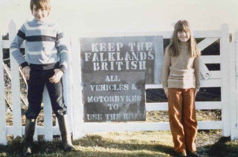 A szigetcsoport kérdése máig nem rendezett. Az év elején David Cameron brit miniszterelnök Argentína Falkland-szigetekkel kapcsolatos politikáját kritizálta,  amit a latin-amerikai ország rendkívül sértőnek és indokolatlannak talált. Újabb mosolyszünet állt be a két ország viszonyában, a konfliktust ezúttal a sziget közelében található kőolajkészletek brit kiaknázása élezte ki. Argentína jogi lépésekkel fenyegette meg a Falkland-szigeteknél lévő olajtermelő cégeket, az Egyesült Királyság erre válaszul „jogtalan megfélemlítéssel” vádolta  a dél-amerikai országot.