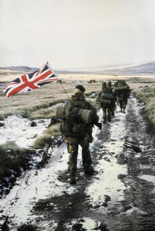 A szigetcsoport kérdése máig nem rendezett. Az év elején David Cameron brit miniszterelnök Argentína Falkland-szigetekkel kapcsolatos politikáját kritizálta,  amit a latin-amerikai ország rendkívül sértőnek és indokolatlannak talált. Újabb mosolyszünet állt be a két ország viszonyában, a konfliktust ezúttal a sziget közelében található kőolajkészletek brit kiaknázása élezte ki. Argentína jogi lépésekkel fenyegette meg a Falkland-szigeteknél lévő olajtermelő cégeket, az Egyesült Királyság erre válaszul „jogtalan megfélemlítéssel” vádolta  a dél-amerikai országot.