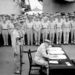 1945. szeptember 2. Douglas MacArthur, a szövetséges haderők parancsnoka aláírja a Japán megadását deklaráló békeegyezményt.