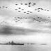 1945. szeptember 2. Légi parádé a Tokiói-öböl fölött, a Missouri fölött a légierő F4U Corsair és F6F Hellcat gépei húznak át kötelékben.