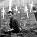 Bosnyák sírásó gödröt ás egy futballstadionból kialakított temetőben