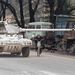 Bosnyák férfi hajol el egy francia tank csöve elől