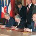 A Daytoni békeszerződés aláírása 1995. november 21-én.
Alija Izetbegovics elnök, Bosznia-Hercegovina részéről, Szlobodan Milosevics, a Szerb Köztársaság, Szerbia és Montenegró- és Franjo Tuđman, elnök, Horvátország részéről írják alá a háborút lezáró megállapodást.
