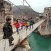 A lerombolt Mostari-híd helyére ideiglenesen kifeszített átkelő