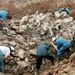 Több tucat összekötözött holttestet ásnak ki az ICTY munkásai a földből Tuzla mellett.