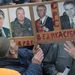 Szerb radikális tüntetők követelik bíróság elé állított egykori vezetőik szabadon bocsátását. A képen látható Radovan Karadzsics volt boszniai szerb elnök, Ratko Mladics tábornok, a szerb katonai erők főparancsnoka, valamint az ugyancsak háborús bűnökkel vádolt Vojiszlav Seselj pártvezető és helyettese, Tomiszlav Nikolics.