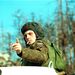Orosz ENSZ katona figyelmezteti a közlekedőket az úton felállított ellenőrzőpontra