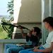 A boszniai kormányerők katonája ellenőrzi fegyverét
