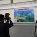 Észak-koreai operatőr filmes kamerájával örökíti meg a rakétabázis izometrikus térképét