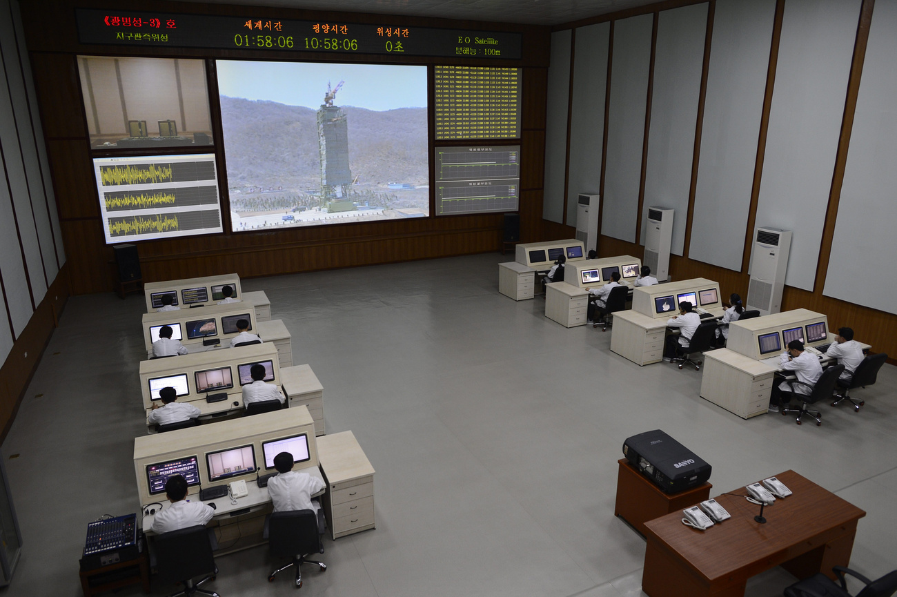 Locklear Admirális, az Egyesült Államok Haditengerészetének képviseletében nyilatkozik szerda délelőtt a tokiói Védelmi Minisztérium tövében. Nyilatkozatából kiderült, hogy az USA és szövetségesei műholdfellövésnek álcázott interkontinentális ballisztikus rakétakísérletként tekintenek az Észak-Koreai műhold pályára állítására.