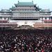 Március végén tömegek láthatók Phenjanban a Kim Dzsongil halála óta eltelt 100. napra szervezett megemlékezésen.