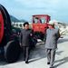 Kim Ir Szen és fia, Kim Dzsongil együtt tekinti meg a mezőgazdasági kiállítást.