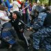 A rendőrök gumibotokkal támadtak a tüntetőkre