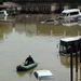 Az éjszaka özönvízszerű esőzés zúdult a grúz fővárosra, a Kura folyó vize kilépett medréből, az áradat lakóházakat öntött el, gépkocsikat sodort el.
