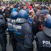 Négyszáz antikapitalista tüntetőt vett őrizetbe a német rendőrség Frankfurtban, miután engedély nélküli demonstrációt tartottak. 