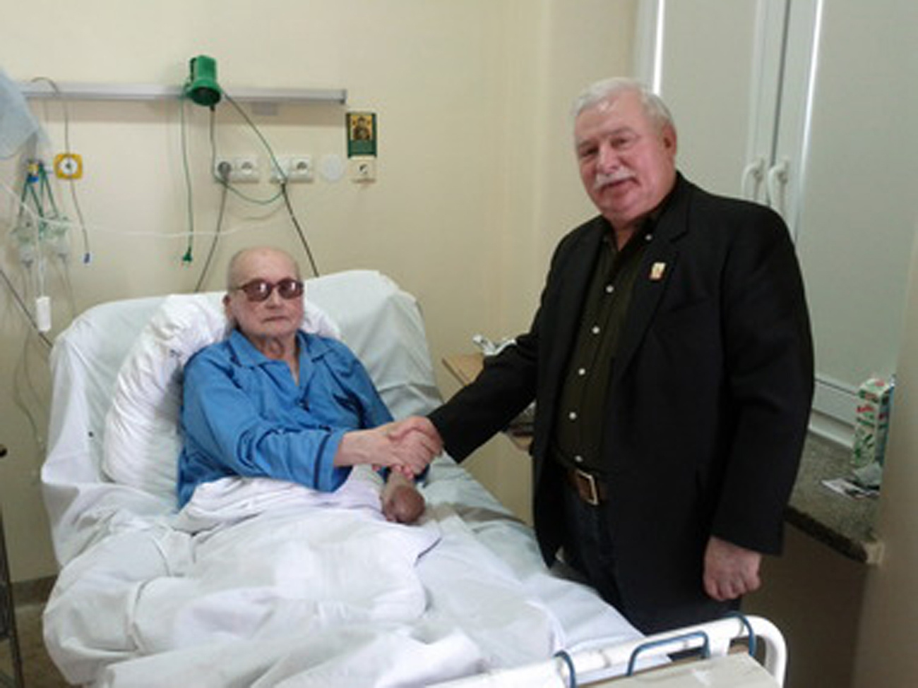 2011 szeptemberében Lech Walesa meglátogatta a kórházban Jaruzelskit. A tábornok által a kommunizmus alatt üldözött Walesa a motorbalesetet szenvedett fiát látogatta meg, majd amikor megtudta, hogy ott fekszik Jaruzelski, beugrott a kortermébe