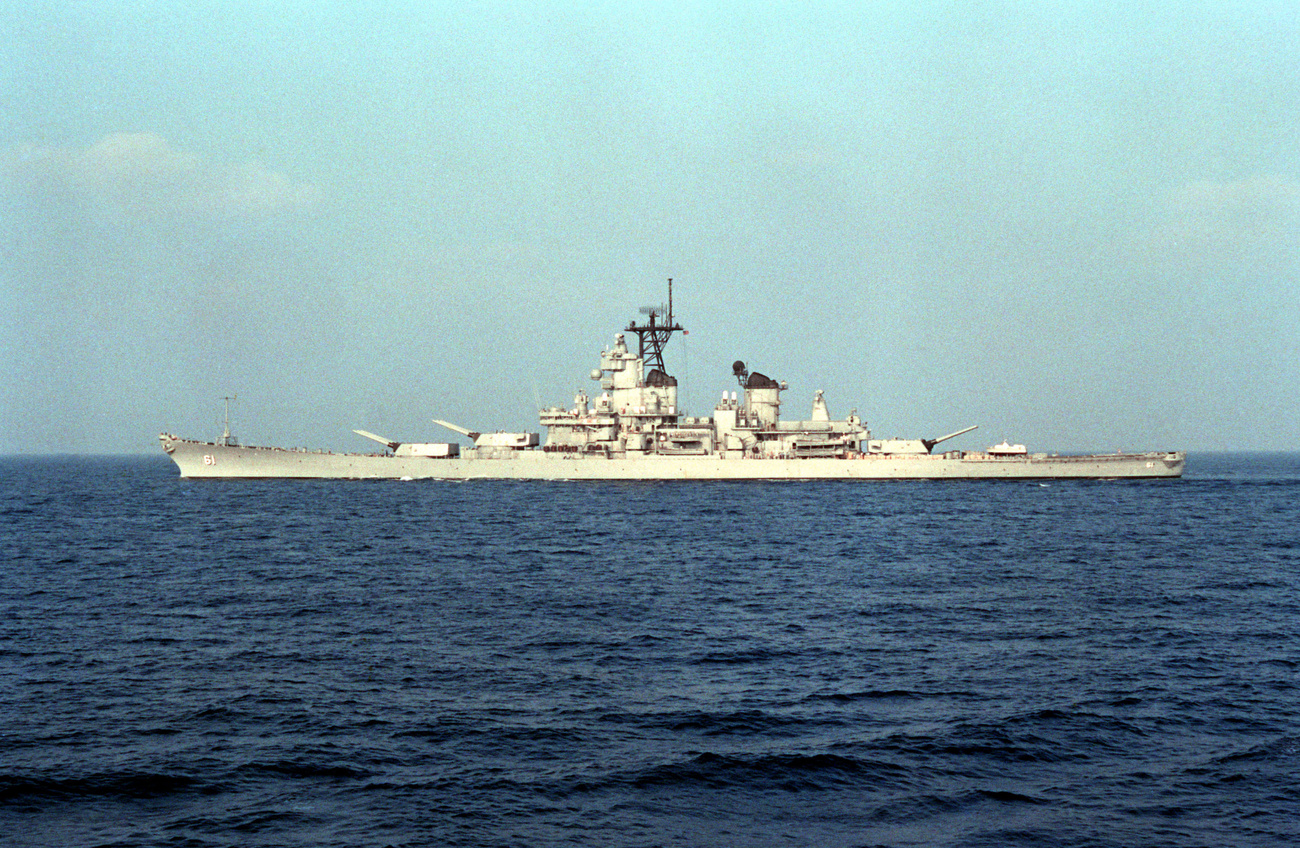1998. A forgalomból már ekkor kivont USS Iowa halad el a Newport híd alatt
