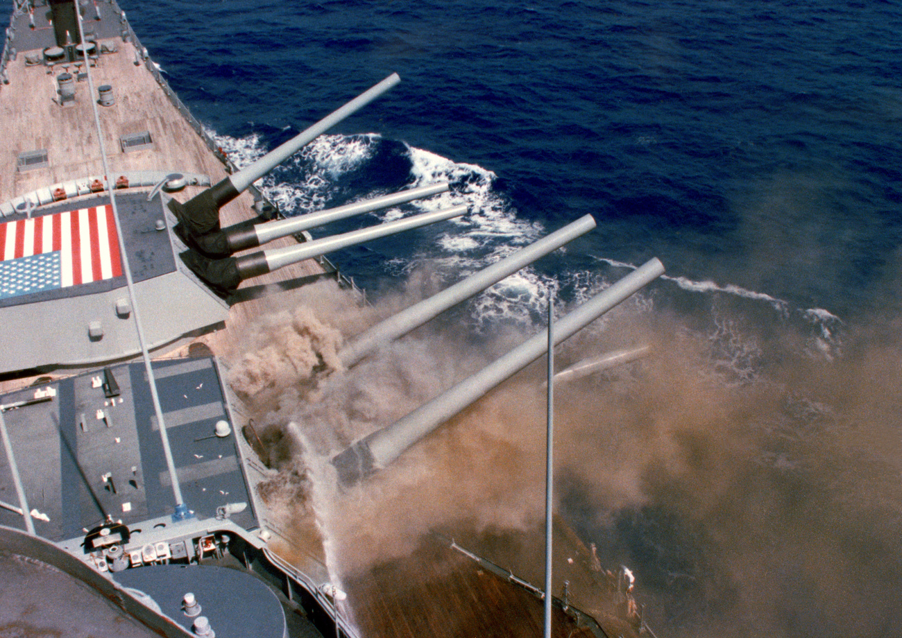 1998. A forgalomból már ekkor kivont USS Iowa halad el a Newport híd alatt