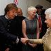 Az uralkodó a backstage-ben lejattolt a brit celebritásokkal, itt éppen Sir Paul McCartney szorítja meg óvatosan a királynői jobbot.