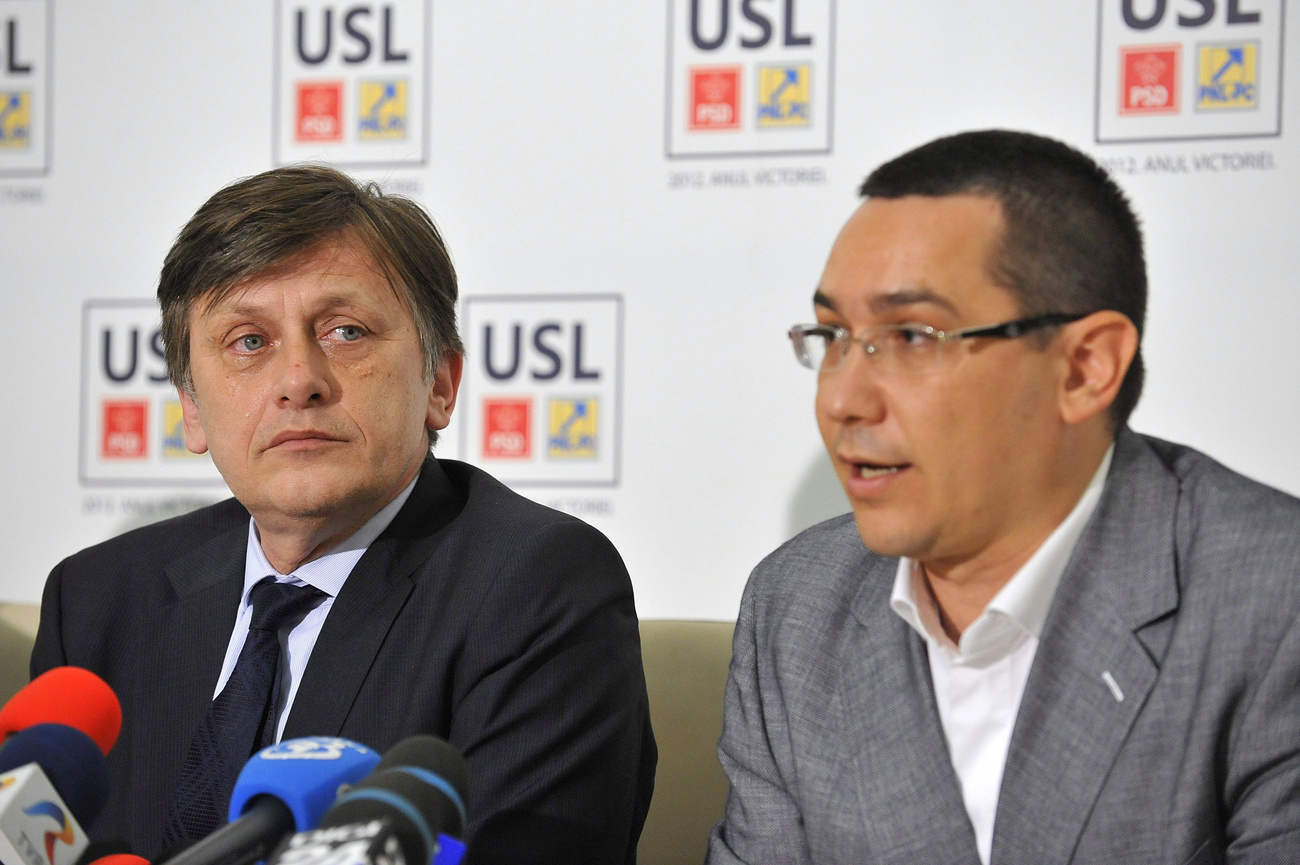 Nicolae Robu a kormányzó szociálliberális szövetség (USL) polgármesterjelöltje újságíróknak nyilatkozik az egyfordulós romániai helyhatósági választások estéjén Temesváron. A szavazóhelyiségből távozó választók nyilatkozatai alapján végzett felmérek szerint Robu a voksok több mint felét kapta meg. 