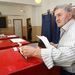 Egy férfi dobja szavazóurnába voksát az egyfordulós romániai helyhatósági választásokon Székelyudvarhelyen.