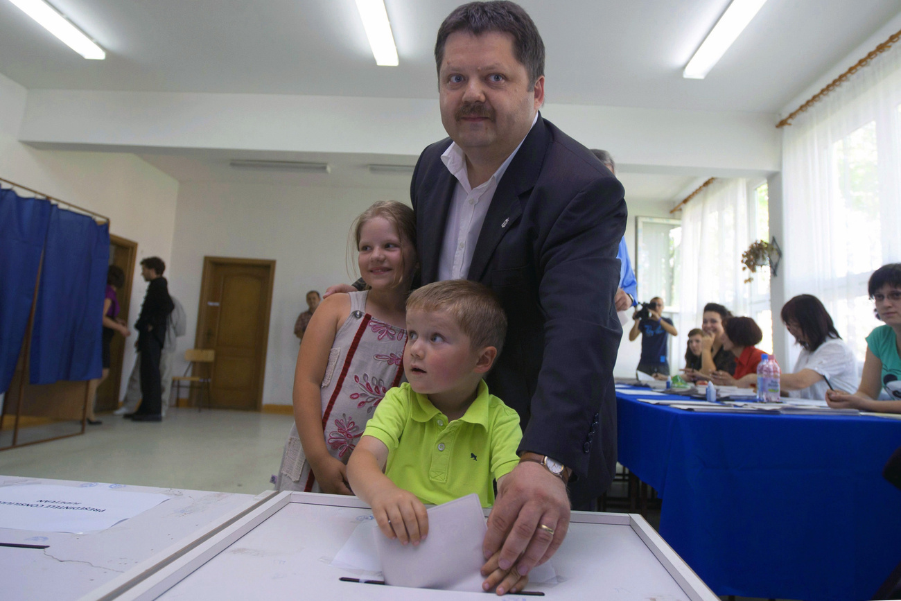 Nicolae Robu a kormányzó szociálliberális szövetség (USL) polgármesterjelöltje újságíróknak nyilatkozik az egyfordulós romániai helyhatósági választások estéjén Temesváron. A szavazóhelyiségből távozó választók nyilatkozatai alapján végzett felmérek szerint Robu a voksok több mint felét kapta meg. 