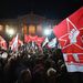 A Sziriza támogatói zászlólengetéssel ünnepeltek az athéni egyetem egyik épülete előtt.