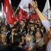 A radikális baloldali Sziriza vezetője Aléxisz Cíprasz integetve üdvözölte a szavazóit Athénban.