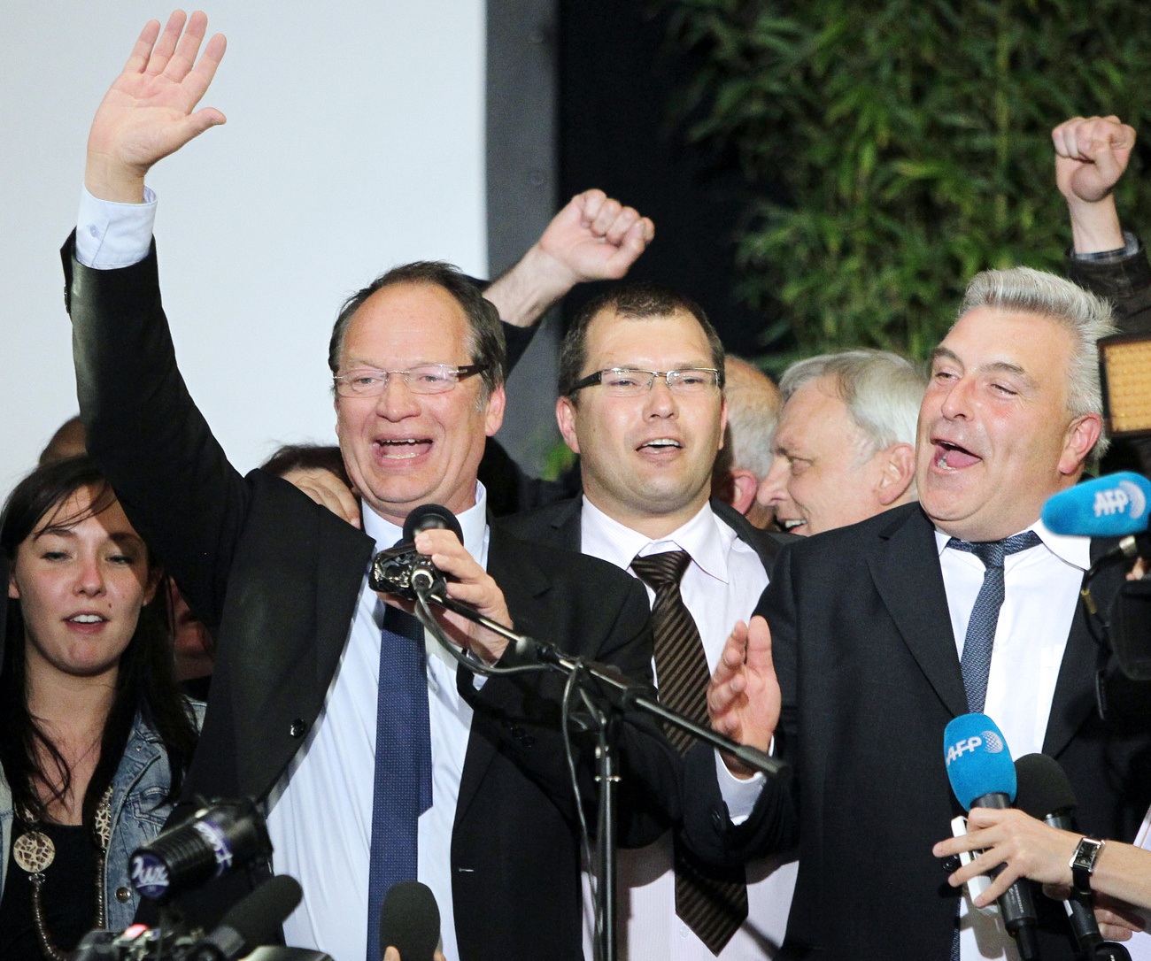 Philippe Kemel szocialista jelölt ünnepli győzelmét.
