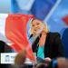 A veszte Marine Le Pen mosolya lehet hogy nem őszinte.