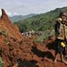 18 ember meghalt, 92 eltűnt Ugandában, miután hétfőn az ország keleti részén földcsuszamlás temetett maga alá három falut. 
