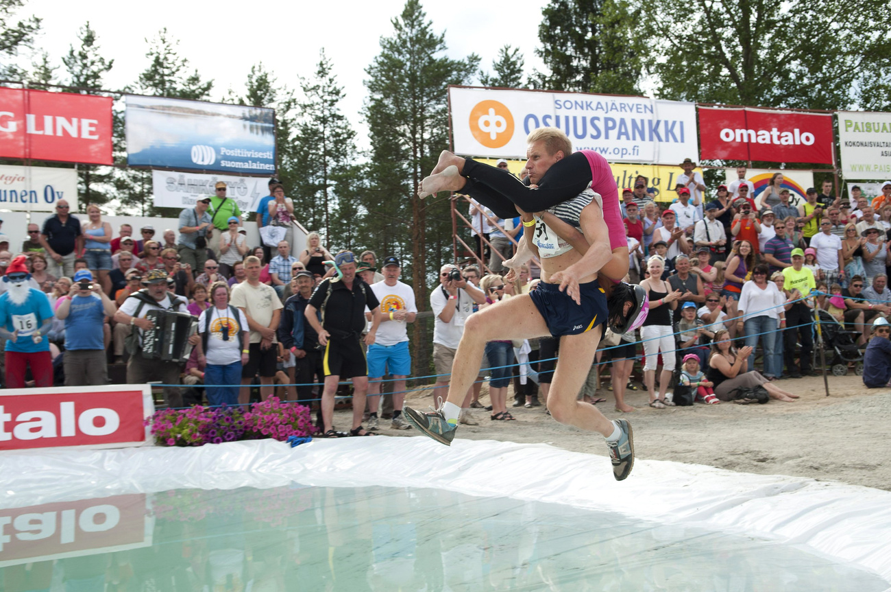 Mr. Észtország feleségével, Julia GALVIN-nal a  hátán versenyez 