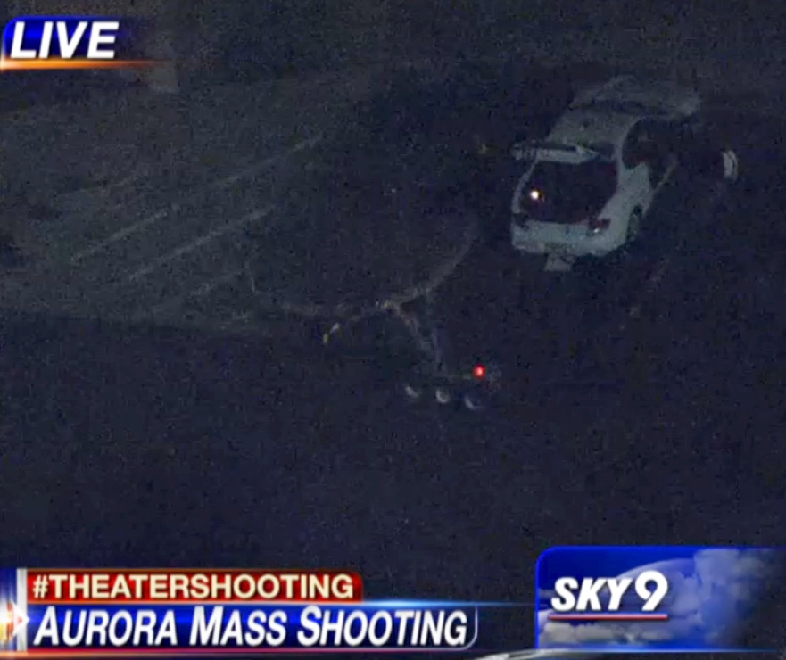 Fiatalok próbálják vigasztalni egymást a mészárlás után.