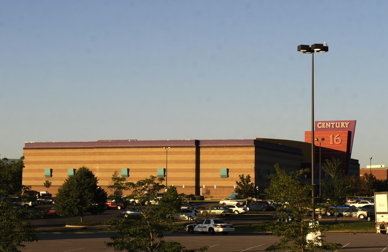 Fiatalok próbálják vigasztalni egymást a mészárlás után.