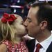 A Republikánus Nemzeti Tanács (RNC), vagyis a pártelnökség vezetője, Reince Priebus csókolja kétéves lányát, Grace-t. Priebus nyitja majd meg a jelölőgyűlést hétfőn. A jelölőgyűlésen elnökjelölt mellett új tisztségviselőket is választanak, könnyen lehet, hogy a gyűlés után már nem Priebus lesz a pártelnök.