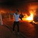 Kalasnyikovot rázó tüntető az Egyesült Államok konzulátusa előtt Bengáziban, 2012. szeptember 11-e éjjelén. Aznap támadtak szélsőséges iszlámisták páncéltörő gránátokkal a konzulátus épületére. A támadásban és az azt követő tűzben négy amerikai, köztük a nagykövet, Christofer J. Stevens is életét vesztette.