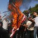 Palesztinában nincs amerikai nagykövetség, így a gázai töntetők csak zászlókat égettek.